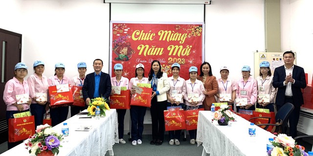 Lãnh đạo Công đoàn Hà Nội thăm, tặng quà Tết cho công nhân - Ảnh 2.