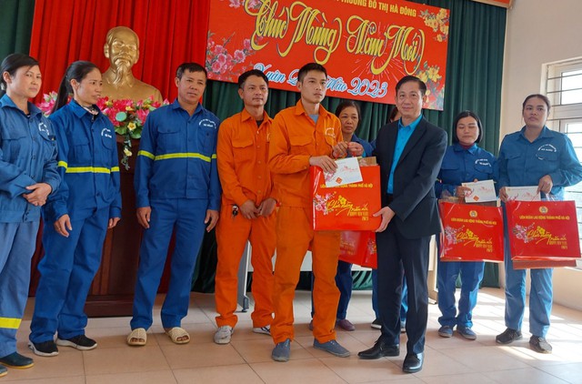 Lãnh đạo Công đoàn Hà Nội thăm, tặng quà Tết cho công nhân - Ảnh 1.