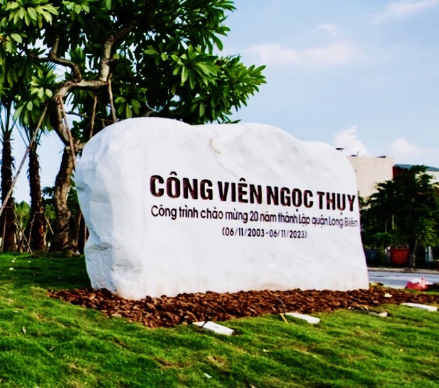Quận Long Biên gắn biển công trình công viên Ngọc Thụy - Ảnh 1.