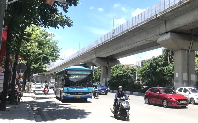 Hà Nội: Lượng khách đi xe buýt tăng trở lại - Ảnh 1.