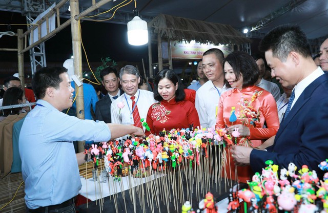 Vinh danh làng nghề huyện Phú Xuyên gắn với tinh hoa sản phẩm OCOP năm 2023 - Ảnh 4.