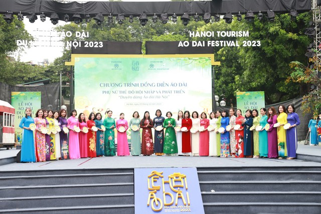 Hơn 1.000 phụ nữ Thủ đô tham gia đồng diễn áo dài tại phố đi bộ hồ Hoàn Kiếm - Ảnh 1.