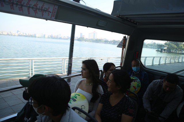Khách du lịch hào hứng tham gia trải nghiệm City Tour 'Thăng Long thắng cảnh'- Ảnh 2.