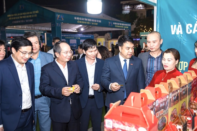 Khai mạc Không gian triển lãm sản phẩm hàng hóa tiêu biểu giữa Hà Nội và các tỉnh Tây Bắc- Ảnh 2. Khai mạc Không gian triển lãm sản phẩm hàng hóa tiêu biểu giữa Hà Nội và các tỉnh Tây Bắc- Ảnh 2.
