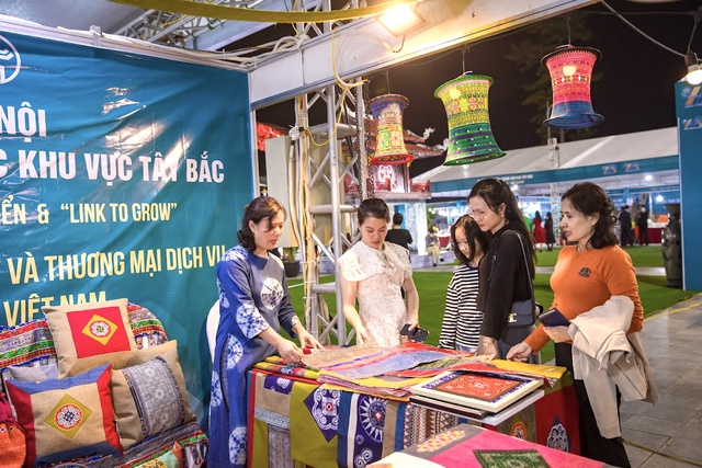Khai mạc Không gian triển lãm sản phẩm hàng hóa tiêu biểu giữa Hà Nội và các tỉnh Tây Bắc- Ảnh 3. Khai mạc Không gian triển lãm sản phẩm hàng hóa tiêu biểu giữa Hà Nội và các tỉnh Tây Bắc- Ảnh 3.