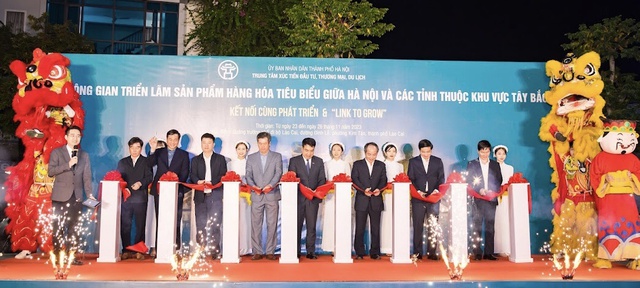 Khai mạc Không gian triển lãm sản phẩm hàng hóa tiêu biểu giữa Hà Nội và các tỉnh Tây Bắc- Ảnh 1. Khai mạc Không gian triển lãm sản phẩm hàng hóa tiêu biểu giữa Hà Nội và các tỉnh Tây Bắc- Ảnh 1.