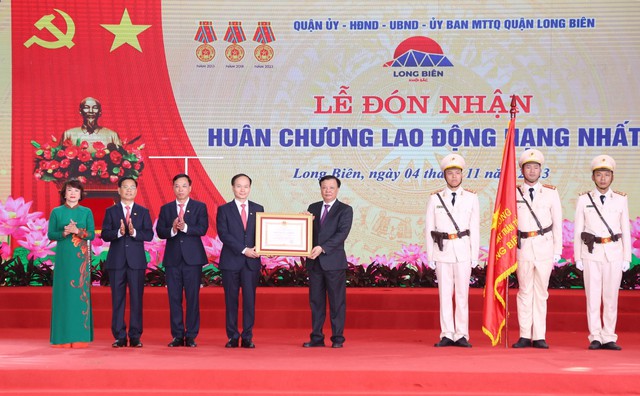 Quận Long Biên đón Huân chương lao động hạng Nhất - Ảnh 1.