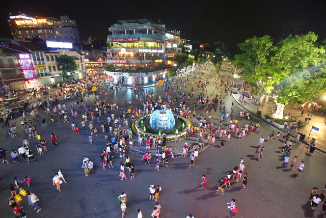 Hà Nội tạm cấm tổ chức các sự kiện có tính chất thương mại ở phố đi bộ hồ Hoàn Kiếm- Ảnh 1.