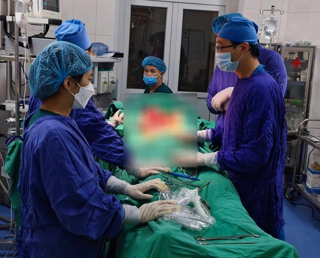 Phẫu thuật cắt gan thành công cho bệnh nhân 62 tuổi- Ảnh 1. Phẫu thuật cắt gan thành công cho bệnh nhân 62 tuổi- Ảnh 1.