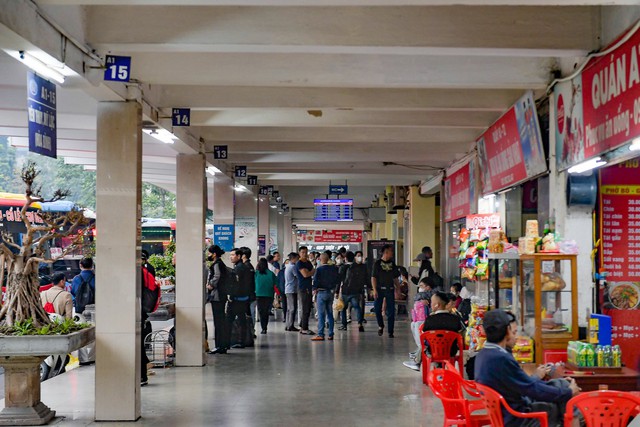 Giao thông Hà Nội nhộn nhịp trước ngày nghỉ Tết Dương lịch- Ảnh 5.