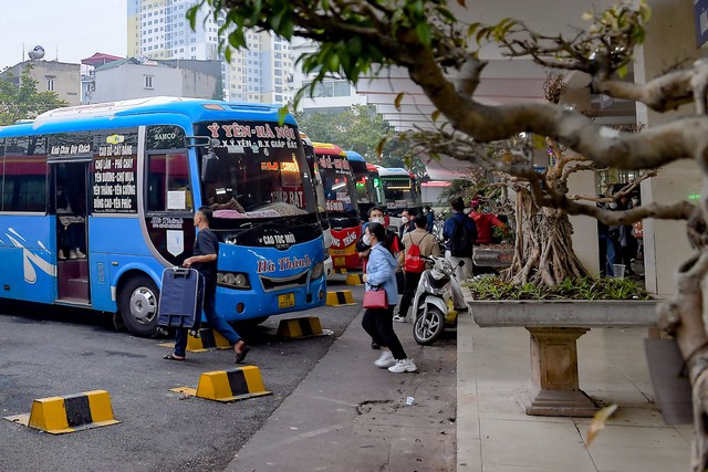 Giao thông Hà Nội nhộn nhịp trước ngày nghỉ Tết Dương lịch- Ảnh 4.