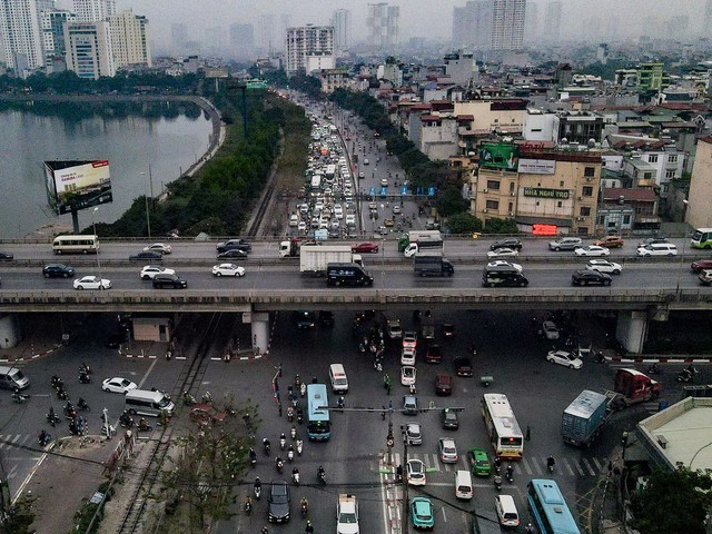 Giao thông Hà Nội nhộn nhịp trước ngày nghỉ Tết Dương lịch- Ảnh 6.