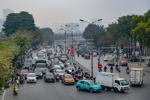 Giao thông Hà Nội nhộn nhịp trước ngày nghỉ Tết Dương lịch- Ảnh 7.