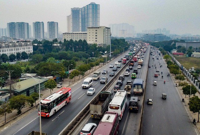 Giao thông Hà Nội nhộn nhịp trước ngày nghỉ Tết Dương lịch- Ảnh 2.