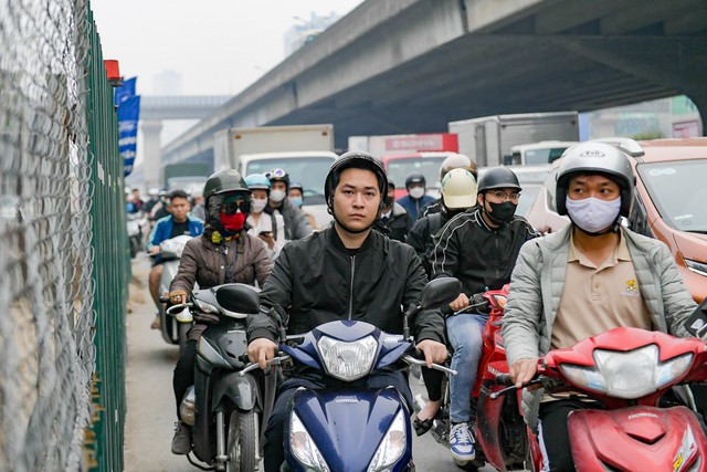 Giao thông Hà Nội nhộn nhịp trước ngày nghỉ Tết Dương lịch- Ảnh 3.