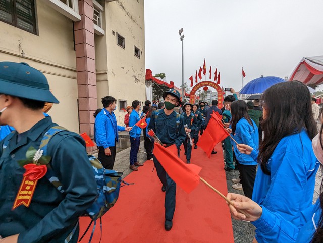 Thanh niên Thủ đô phấn khởi lên đường nhập ngũ - Ảnh 5.