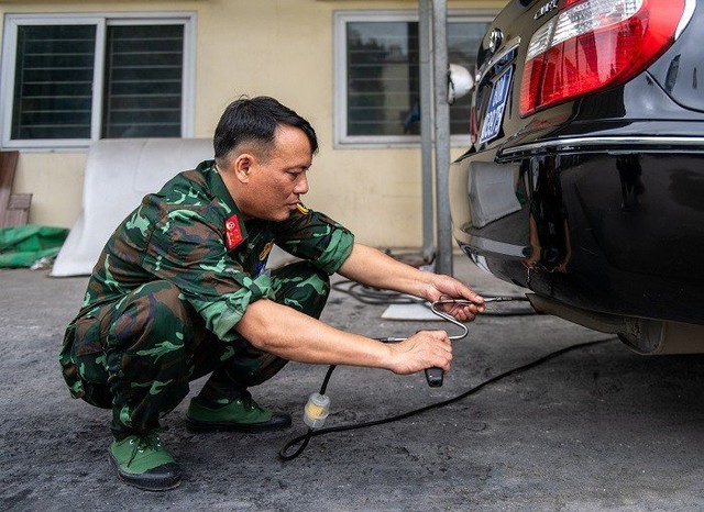 Lực lượng quân đội tham gia hỗ trợ công tác đăng kiểm cho Hà Nội - Ảnh 2.