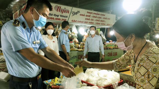 An toàn thực phẩm tại chợ: Vẫn luôn cấp bách - Ảnh 2.