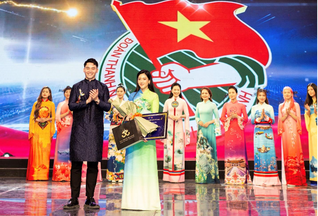 Di sản tái hiện với những bộ áo dài 'Việt Nam gấm hoa' - Ảnh 1.