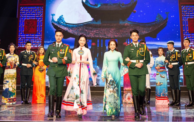 Di sản tái hiện với những bộ áo dài 'Việt Nam gấm hoa' - Ảnh 3.