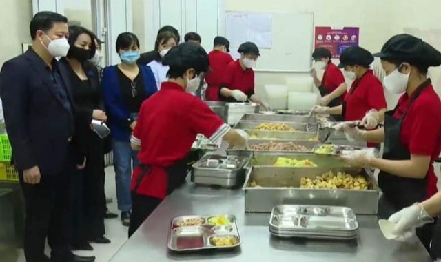 Hàng chục học sinh Trường Tiểu học Kim Giang bị ngộ độc thực phẩm - Ảnh 1.