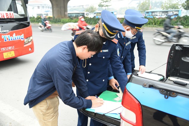 Hà Nội xử phạt gần 2.000 trường hợp vi phạm trật tự an toàn giao thông - Ảnh 1.