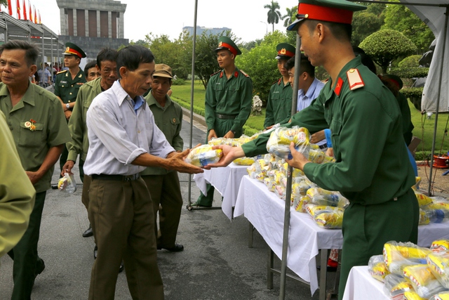Tặng 80 nghìn suất quà cho khách tham quan Lăng Chủ tịch Hồ Chí Minh dịp nghỉ lễ - Ảnh 1.
