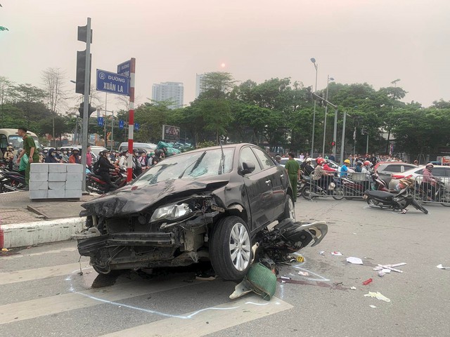 Về vụ ô tô gây tai nạn liên hoàn tại ngã tư Xuân La – Võ Chí Công - Ảnh 1.