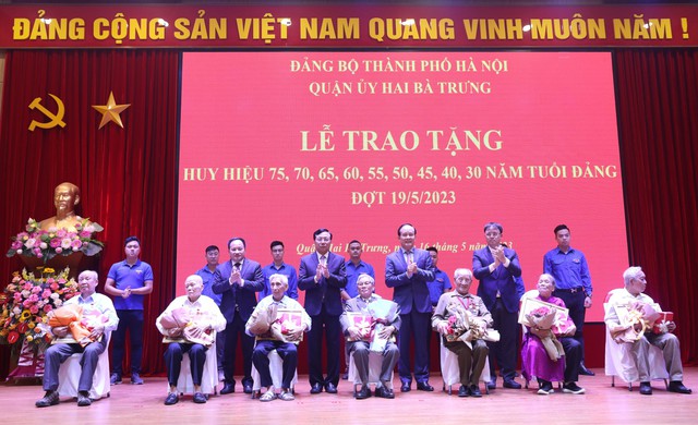 Trao Huy hiệu Đảng cho các đảng viên lão thành quận Hai Bà Trưng - Ảnh 1.