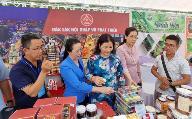 Khai mạc Hội chợ nông sản thực phẩm an toàn TP. Hà Nội năm 2023 - Ảnh 2.