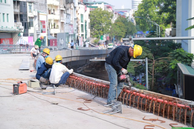 Cầu vượt nút giao Chùa Bộc - Phạm Ngọc Thạch dự kiến thông xe cuối tháng 6 - Ảnh 1.