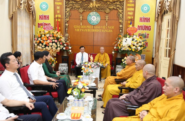 Bí thư Thành ủy Hà Nội Đinh Tiến Dũng chúc mừng Lễ Phật đản - Ảnh 1. Bí thư Thành ủy Hà Nội Đinh Tiến Dũng chúc mừng Lễ Phật đản - Ảnh 1.