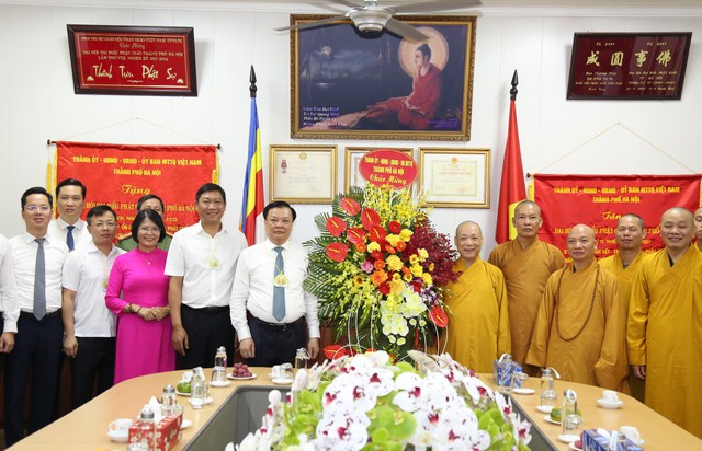 Bí thư Thành ủy Hà Nội Đinh Tiến Dũng chúc mừng Lễ Phật đản - Ảnh 3. Bí thư Thành ủy Hà Nội Đinh Tiến Dũng chúc mừng Lễ Phật đản - Ảnh 3.