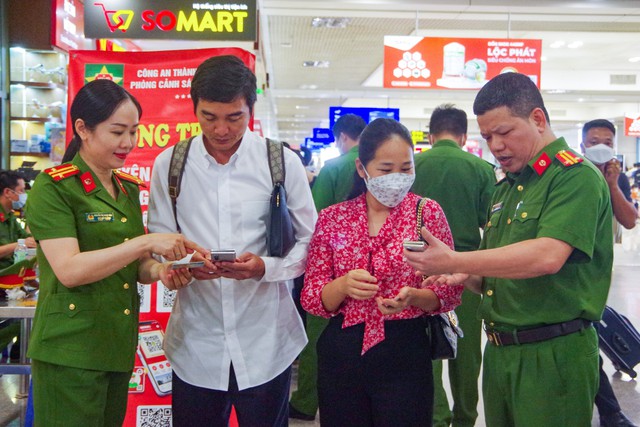 Công an TP. Hà Nội hỗ trợ người dân kích hoạt định danh điện tử tại sân bay Nội Bài - Ảnh 6.