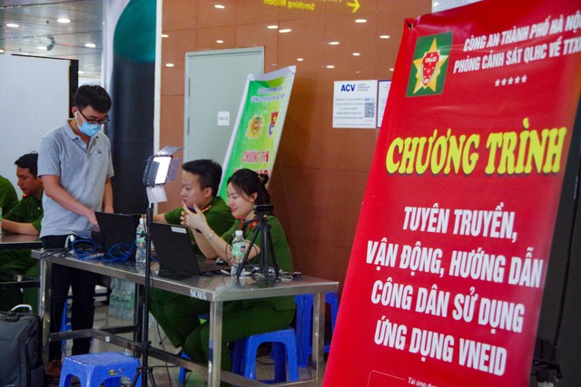 Công an TP. Hà Nội hỗ trợ người dân kích hoạt định danh điện tử tại sân bay Nội Bài - Ảnh 5.