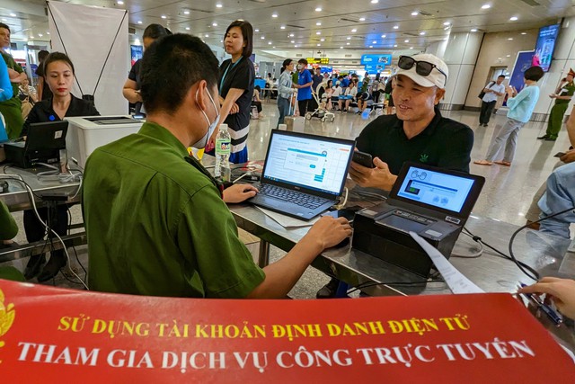 Công an TP. Hà Nội hỗ trợ người dân kích hoạt định danh điện tử tại sân bay Nội Bài - Ảnh 1.