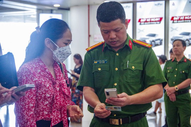 Công an TP. Hà Nội hỗ trợ người dân kích hoạt định danh điện tử tại sân bay Nội Bài - Ảnh 2.