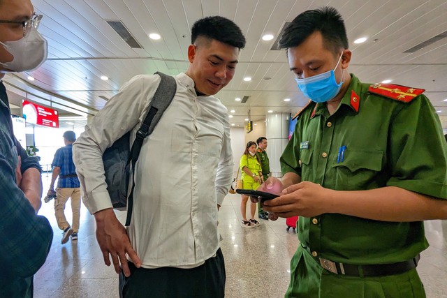 Công an TP. Hà Nội hỗ trợ người dân kích hoạt định danh điện tử tại sân bay Nội Bài - Ảnh 3.