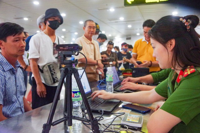 Công an TP. Hà Nội hỗ trợ người dân kích hoạt định danh điện tử tại sân bay Nội Bài - Ảnh 4.