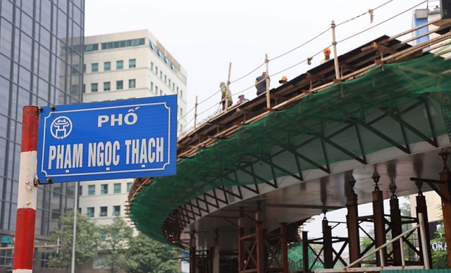 Hà Nội sắp thông xe cầu vượt nút giao Chùa Bộc - Phạm Ngọc Thạch - Ảnh 2.