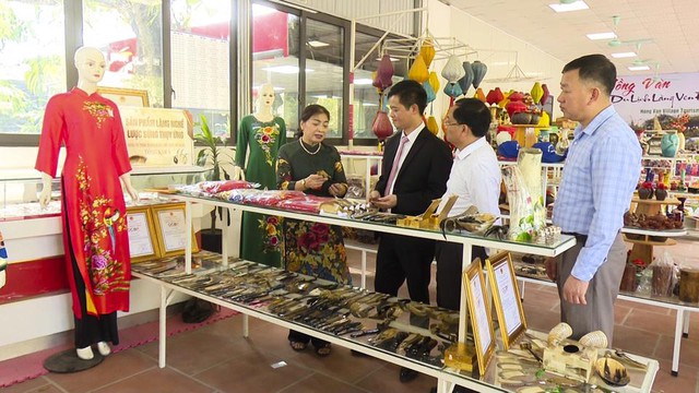 Gìn giữ, quảng bá tinh hoa nghề thủ công truyền thống - Ảnh 1. Gìn giữ, quảng bá tinh hoa nghề thủ công truyền thống - Ảnh 1.