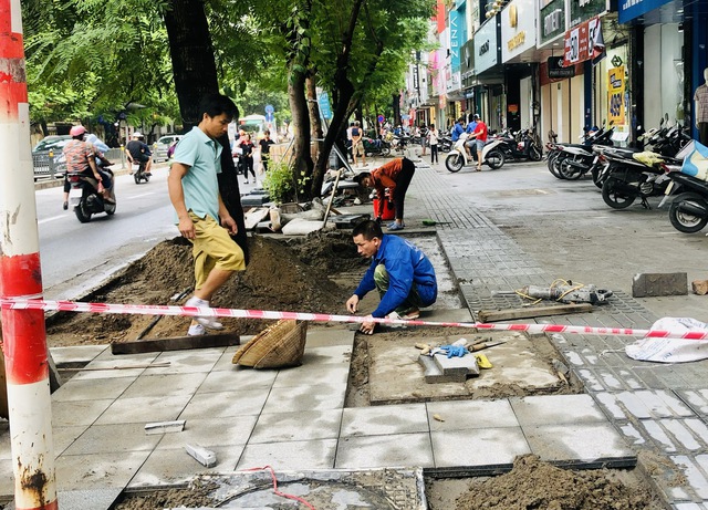 Khắc phục những tồn tại, hạn chế trong cải tạo, lát đá vỉa hè - Ảnh 1. Khắc phục những tồn tại, hạn chế trong cải tạo, lát đá vỉa hè - Ảnh 1.