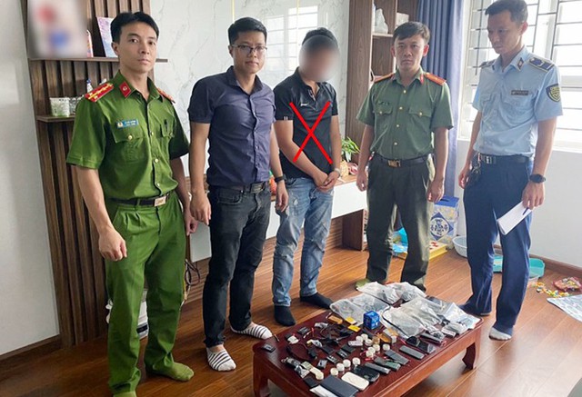 Hà Nội: Triệt phá đường dây mua bán thiết bị gian lận thi cử quy mô lớn - Ảnh 1. Hà Nội: Triệt phá đường dây mua bán thiết bị gian lận thi cử quy mô lớn - Ảnh 1.