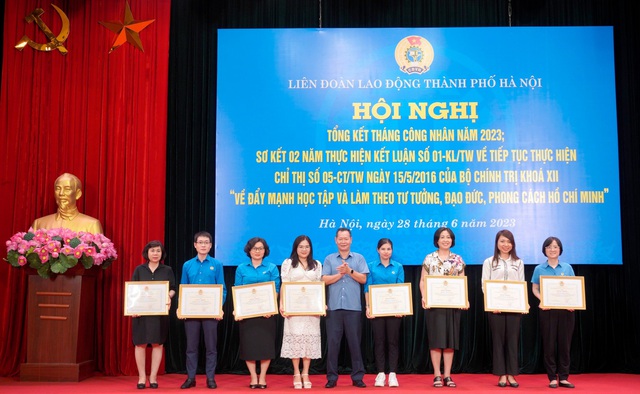 Công nhân Thủ đô học tập và làm theo tư tưởng, đạo đức Hồ Chí Minh - Ảnh 1. Công nhân Thủ đô học tập và làm theo tư tưởng, đạo đức Hồ Chí Minh - Ảnh 1.