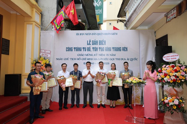 Gắn biển công trình kỷ niệm 75 năm Ngày Chủ tịch Hồ Chí Minh ra Lời kêu gọi Thi đua ái quốc - Ảnh 2. Gắn biển công trình kỷ niệm 75 năm Ngày Chủ tịch Hồ Chí Minh ra Lời kêu gọi Thi đua ái quốc - Ảnh 2.