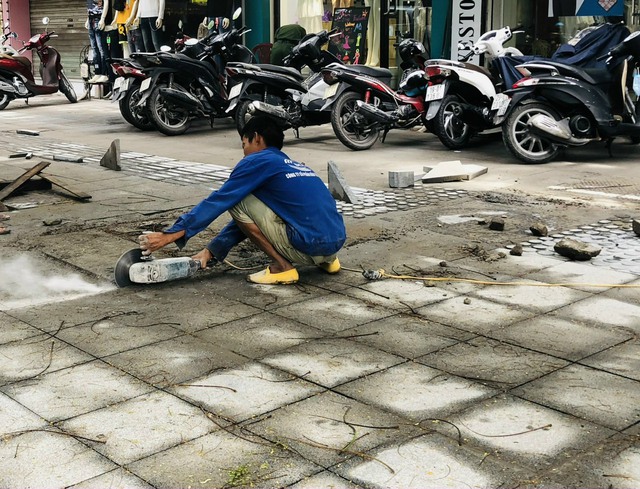 Nâng cao hiệu quả lát đá vỉa hè và xử lý nghiêm các sai phạm trong cải tạo - Ảnh 1. Nâng cao hiệu quả lát đá vỉa hè và xử lý nghiêm các sai phạm trong cải tạo - Ảnh 1.