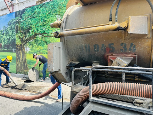 Phòng ngừa úng ngập, cây xanh gãy đổ, bảo đảm an toàn cho người dân trước cơn bão số 1 - Ảnh 3.