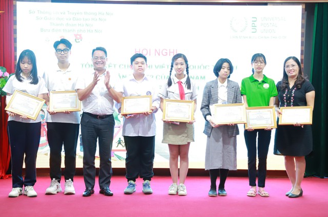 Trao giải Cuộc thi viết thư Quốc tế UPU lần thứ 52 - Ảnh 1. Trao giải Cuộc thi viết thư Quốc tế UPU lần thứ 52 - Ảnh 1.