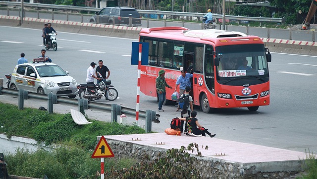 Từng bước xóa bỏ nạn xe ‘dù’, bến ‘cóc’ - Ảnh 1. Từng bước xóa bỏ nạn xe ‘dù’, bến ‘cóc’ - Ảnh 1.