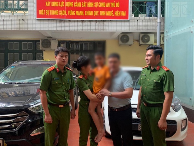 Chủ tịch UBND TP. Hà Nội khen thưởng thành tích truy bắt nhanh đối tượng bắt cóc trẻ em - Ảnh 1.